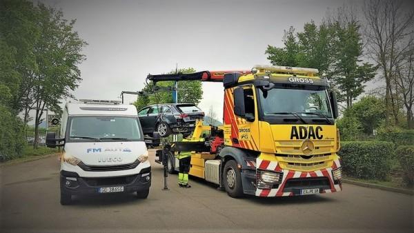 samochody osobowe w transporcie na lawecie