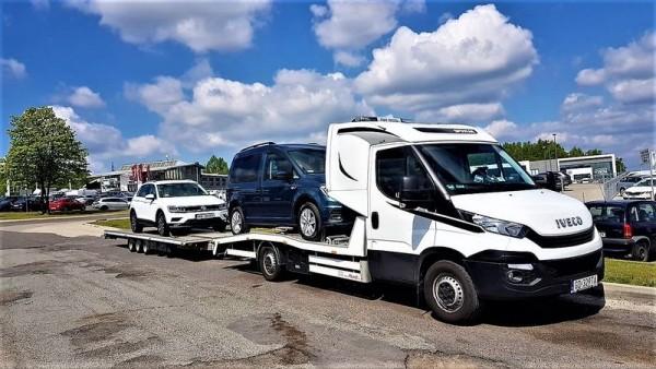 samochody osobowe w transporcie na lawecie