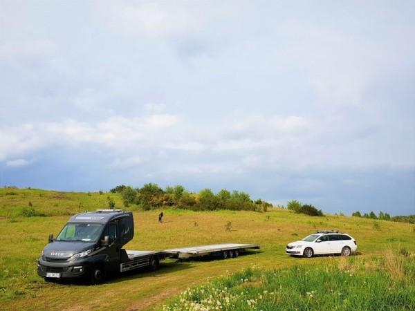 samochody osobowe w transporcie na lawecie