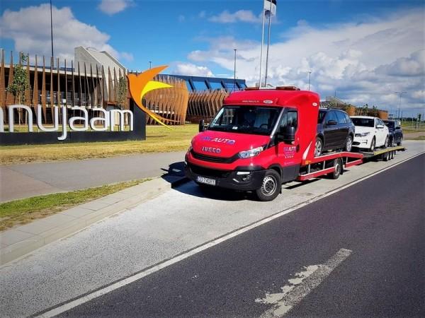 samochody osobowe w transporcie na lawecie