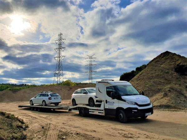 samochody w transporcie na lawecie