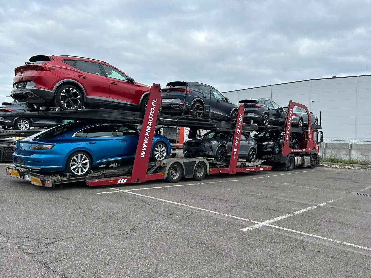 Autotransporter FM AUTO z pełnym załadunkiem samochodów