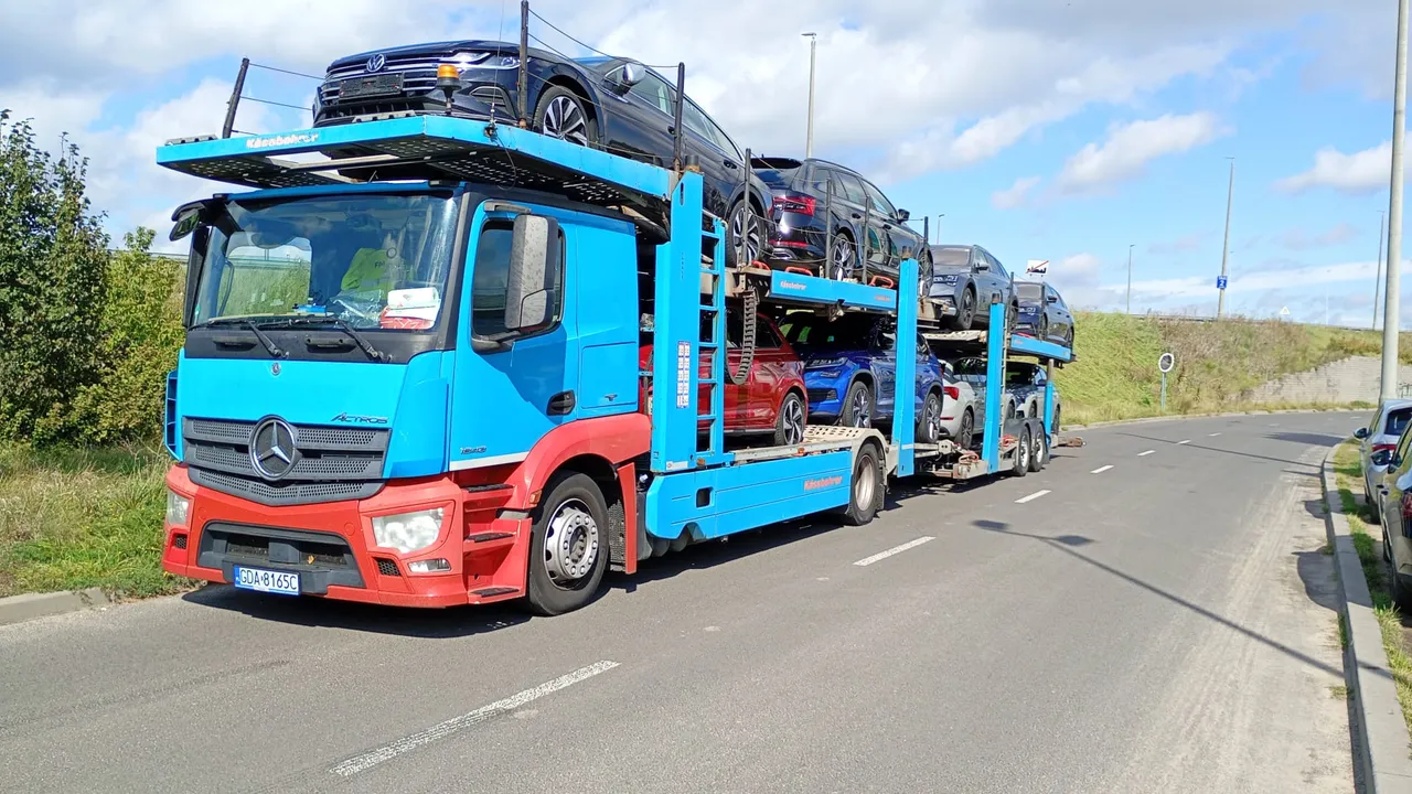 Autotransporter FM AUTO na autostradzie