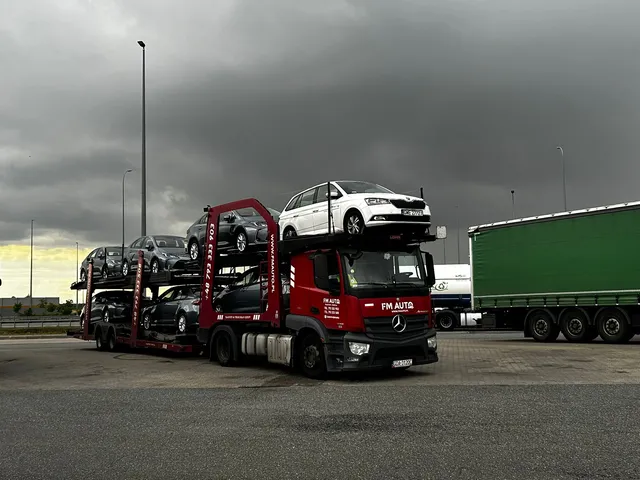 Autotransporter FM AUTO o świcie