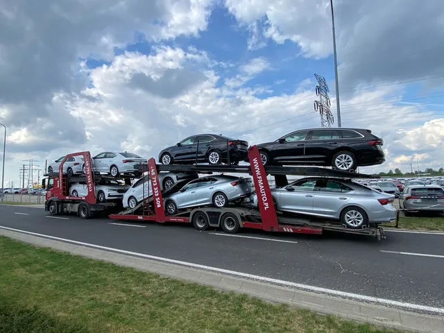 Autotransporter FM AUTO wyjeżdżający z bazy