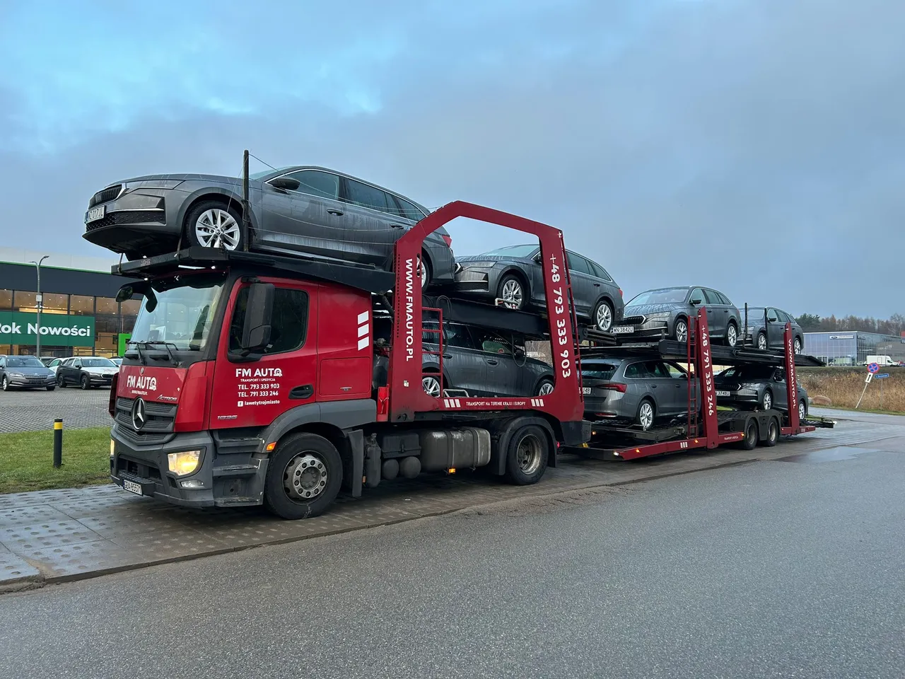 Autotransporter FM AUTO przy przerzucie aut między salonami
