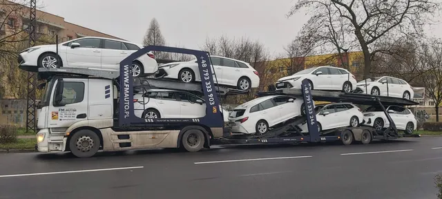 Autotransporter z pełnym załadunkiem