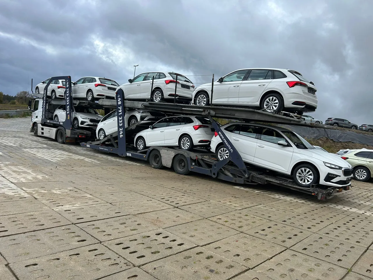 Autotransporter FM AUTO z partią samochodów