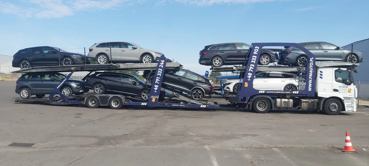 Autotransporter FM AUTO na trasie krajowej