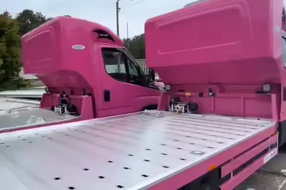 Różowa autolaweta FM AUTO 3,5 t z aluminiową platformą najazdową