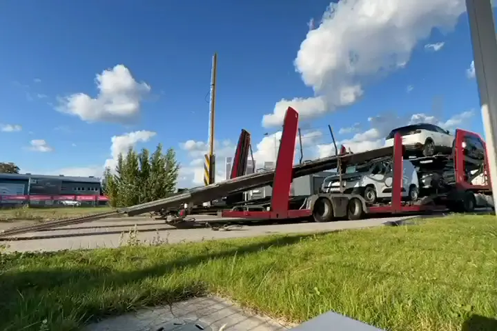 Autotransporter FM AUTO podczas rozładunku aut