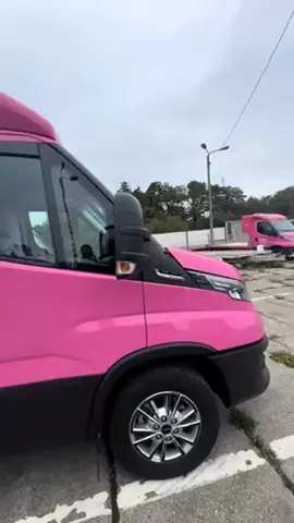 Różowa autolaweta FM AUTO z bliska